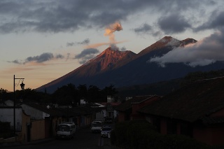 Sopka Volcán de Fuego je jedným z najaktívnejších vulkánov v Strednej Amerike.