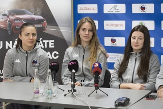 Na snímke sprava hráčky slovenskej basketbalovej reprezentácie Angelika Slamová, Terézia Páleníková a Barbora Bálintová počas tlačovej konferencie.