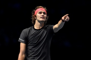Nemecký tenista Alexander Zverev zdolal Rogera Federera a čaká ho premiérové finále na Turnaji majstrov.