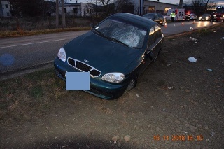 Vodič tohto osobného auta v Košickom kraji zrazil piatich ľudí. Polícia preveruje podozrenie, že po nehode ho zmlátili osadníci. 