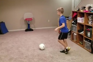 Prirodzený talent sa nezaprie: 9-ročný Max dokáže s loptou to, čo málokto