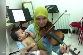 Pri tomto videu sa neubránite slzám: Matka začala hrať na husliach, jej malý syn chytil slák a... jednoducho dokonalé