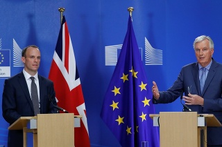  Nový britský minister pre brexit Dominic Raab (vľavo) rokoval s vyjednávačom EÚ Michelom Barnierom. 
