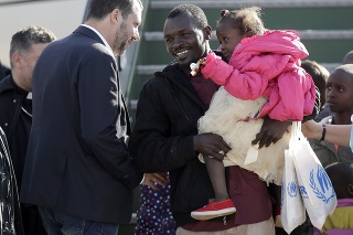 Taliansky minister privítal afrických migrantov na vojenskom letisku neďaleko Ríma.