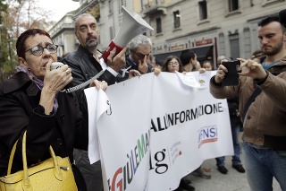  Novinári počas protestu v Miláne. 