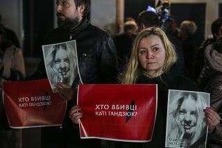 Ukrajina sa spamätáva z ohavného útoku na aktivistku Katerynu Handzyukovú († 33).