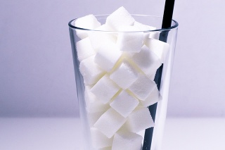 Niektoré nápoje môžu obsahovať až 18 kociek cukru.