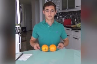 Kúzelník rozrezal pomaranč na dve polovice: Hodil ich pred seba, aha, na čo sa premenili!