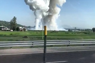 Výbuch továrne usmrtil minimálne 12 ľudí.