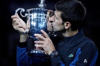 Novak Djokovič oslavuje triumf na US Open.