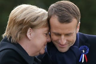 Emmanuel Macron a Angela Merkelová počas ceremoniálu neďaleko francúzskeho mesta Compiegne severovýchodne od Paríža