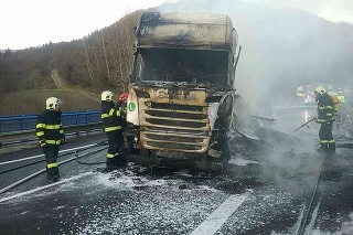 Vážna dopravná nehoda s následným požiarom kamióna.