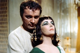 FILM Z ROKU 1963: Kleopatra v podaní nezabudnuteľnej Elizabeth Taylor. Na snímke s Richardom Burtonom.