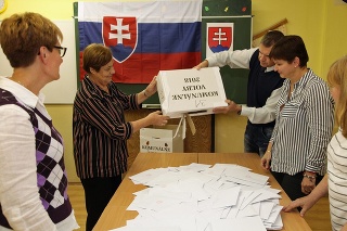 Komunálne voľby 2018: Začalo sa sčítavanie hlasov.