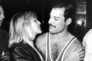 Freddie Mercury a Mary Austin na archívnom zábere z oslavy 38. narodenín speváka v septembri roku 1984