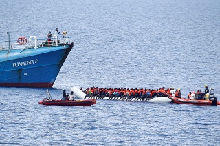 Líbyjská pobrežná stráž zachytila v Stredozemnom mori vyše 1000 migrantov.