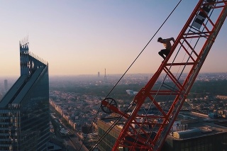 Pozrite si TOTO ohromujúce video adrenalínového nadšenca: Vyliezol na najvyšší žeriav v Paríži