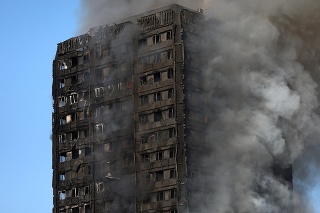 Hasiči zachraňujú ľudí z horiaceho mrakodrapu v Londýne.