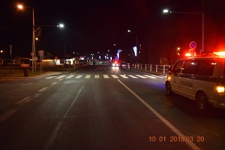 Vodič osobného auta v Snine na priechode pre chodcov zrazil chodca, polícia jeho totožnosť nepozná. 