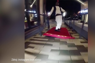 Lietajúci koberec z Aladina je realitou: Sledujte, na čom sa preháňal študent po uliciach!