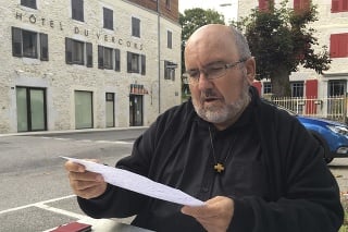 Kňaz Pierre Vignon vytvoril online petíciu, za ktorú ho potrestali.
