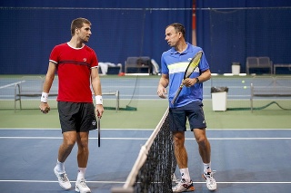 Hrbatý sa po ukončení  kariéry venuje daviscupovému  tímu a trénuje aj Martina Kližana (vľavo).