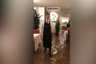 Benátky zaplavilo, ale život ide ďalej: Zatopená reštaurácia je plná hostí, bežnú obuv vymenili za gumáky