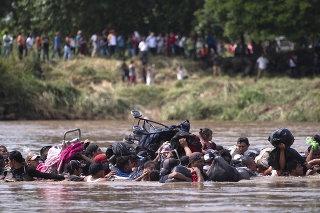 Zo strednej Ameriky k južným hraniciam USA putujú tisícky migrantov.