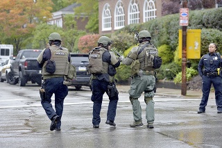 Polícia v meste Pittsburgh v americkom štáte Pennsylvánia zadržala útočníka.