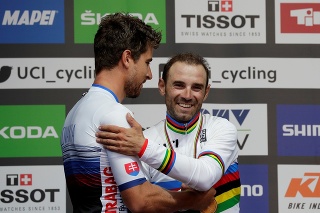 Sagan gratuluje Valverdemu.