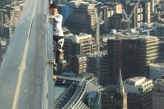 Francúzsky Spiderman Alain Robert počas zdolávania tretej najvyššej budovy vo Veľkej Británii.