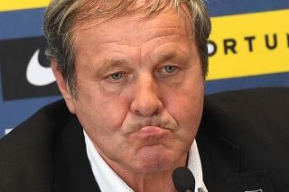 Bývalý tréner slovenskej futbalovej reprezentácie Ján Kozák počas tlačovej konferencie.