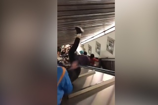 Hororové video z metra: Zrútil sa eskalátor plný ľudí, cestujúci leteli dolu schodmi!