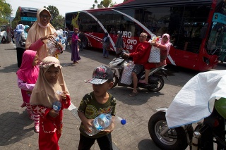 V indonézskom meste Surabaya sa môžete za jazdu autobusom zaplatiť plastovými fľašami.