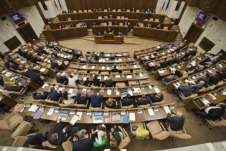 Na snímke poslanci v rokovacej sále počas druhej schôdze Národnej rady SR 26. apríla 2016 v Bratislave.