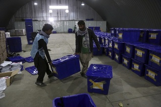 Niekoľko explózií dnes otriaslo volebnými miestnosťami v Kábule. 