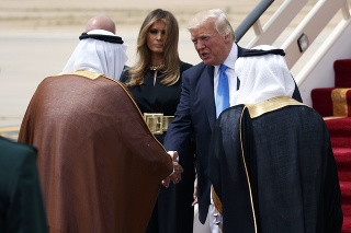 Americký prezident Donald Trump (hore vpravo) si podáva ruku so saudsko-arabským kráľom Salmánom (vľavo).