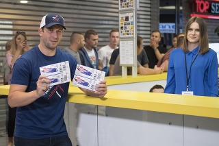 Na snímke vľavo brankár slovenskej hokejovej reprezentácie Ján Laco so zakúpenými lístkami  počas oficiálneho spustenia predaja vstupeniek na majstrovstvá sveta v ľadovom hokeji na Slovensku.