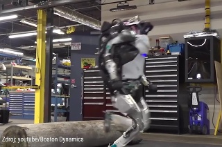 Z robota Atlasa sa stal parkourista: Boston Dynamics ukázali jeho nové triky!