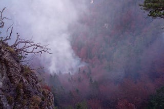 Hasiči zasahujú pri požiari v nedostupnom teréne v Gaderskej doline.