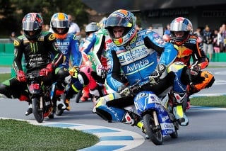 Jazdci MotoGP sa odviazali na mini-motorkách.
