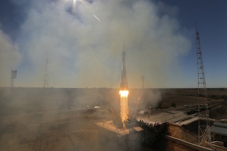 Dym stúpa po neúspešnom štarte rakety Sojuz MS-10
