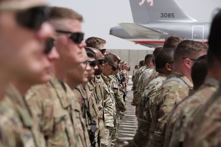 Ostatky vojakov naložili na letisku Bagram v Afganistane.