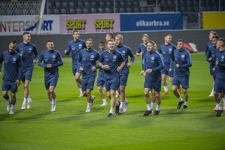 Slovenskí futbalisti si v Štokholme zatrénovali už v pondelok .