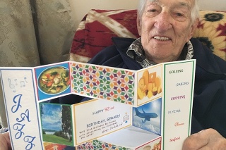Dôchodca dostal tisíce listov z celého sveta.
