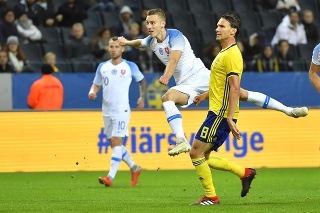 Na snímke vľavo Ján Greguš (Slovensko) a Albin Ekdal (Švédsko) počas priateľského zápasu. 