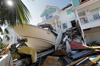 Loď skončila pred domom po vyčíňaní hurikánu.