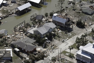 Zničené domy po vyčíňaní hurikánu .