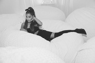 Koho pustila Ariana Grande do svojej postele? Speváčka sa pochválila na sociálnej sieti!