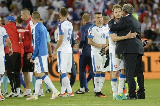 Tréner Ján Kozák ďakuje svojim zverencom po zápase s Anglickom.
